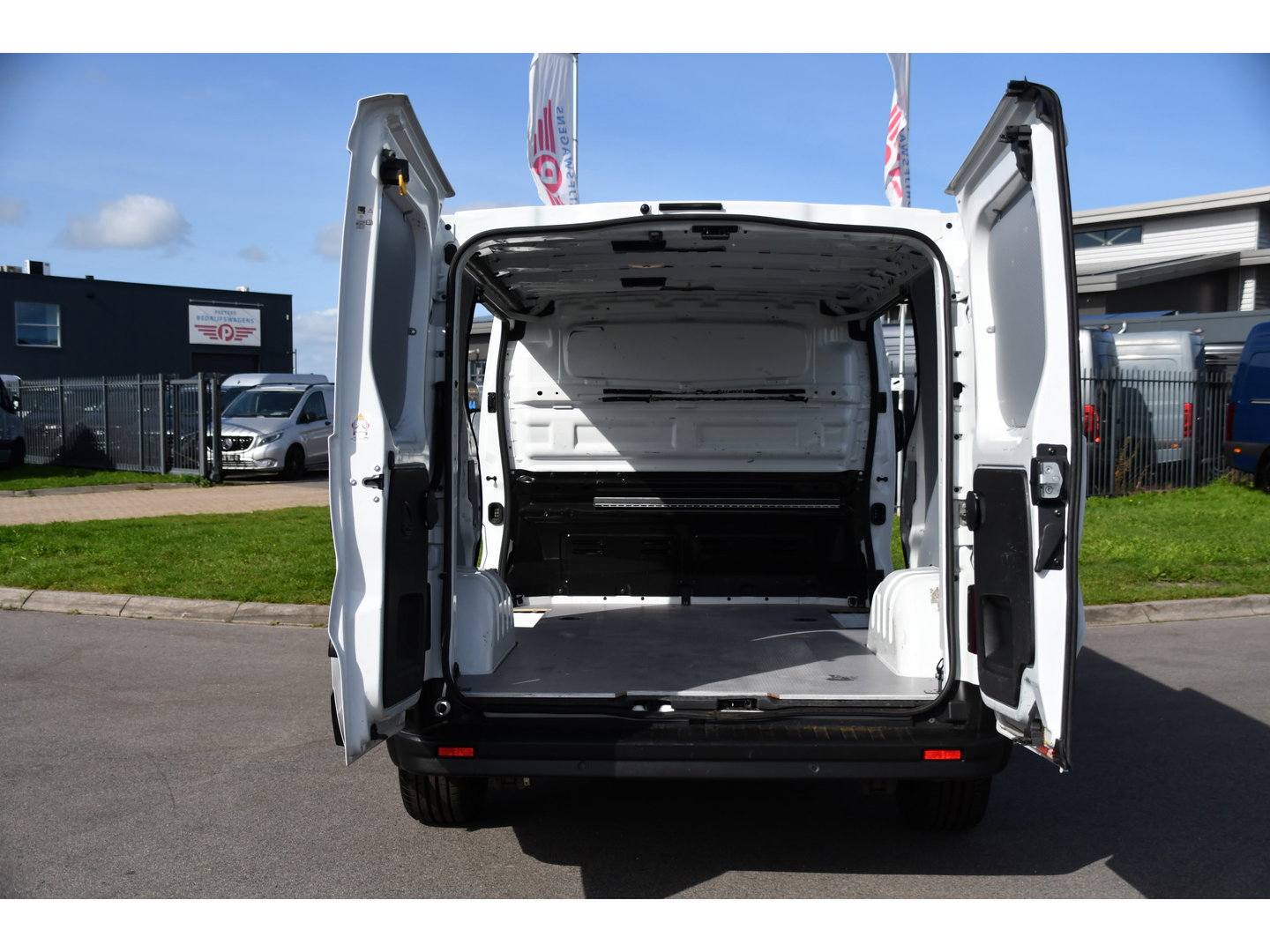 Renault Trafic 2.0 dCi 150 T29 L1H1 PB Edition Camer, Cruise, Carplay, LED, 2 x Schuifdeur, Automaat, Sensoren, CLIMA, Multimedia, 150pk, Keyless, Uniek!