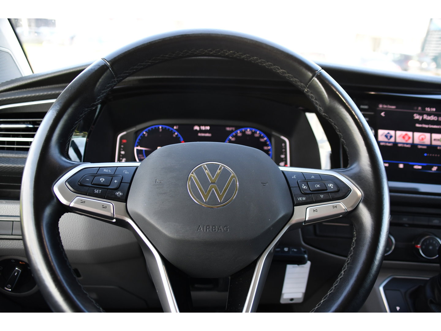 Volkswagen Transporter 2.0 TDI L2H1 Bulli Virtual, Adaptieve Cruise, Camera, Carplay, LED, 150pk, Stoelverwarming, Multimedia, Sensoren, Trekhaak, Uniek!