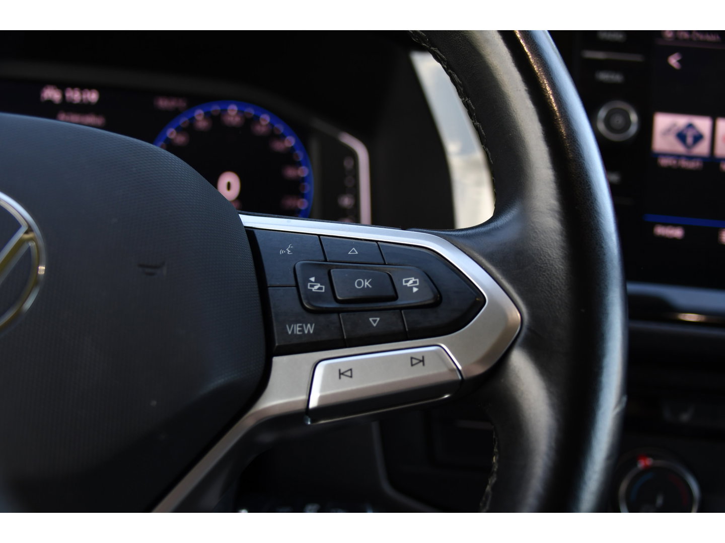 Volkswagen Transporter 2.0 TDI L2H1 Bulli Virtual, Adaptieve Cruise, Camera, Carplay, LED, 150pk, Stoelverwarming, Multimedia, Sensoren, Trekhaak, Uniek!