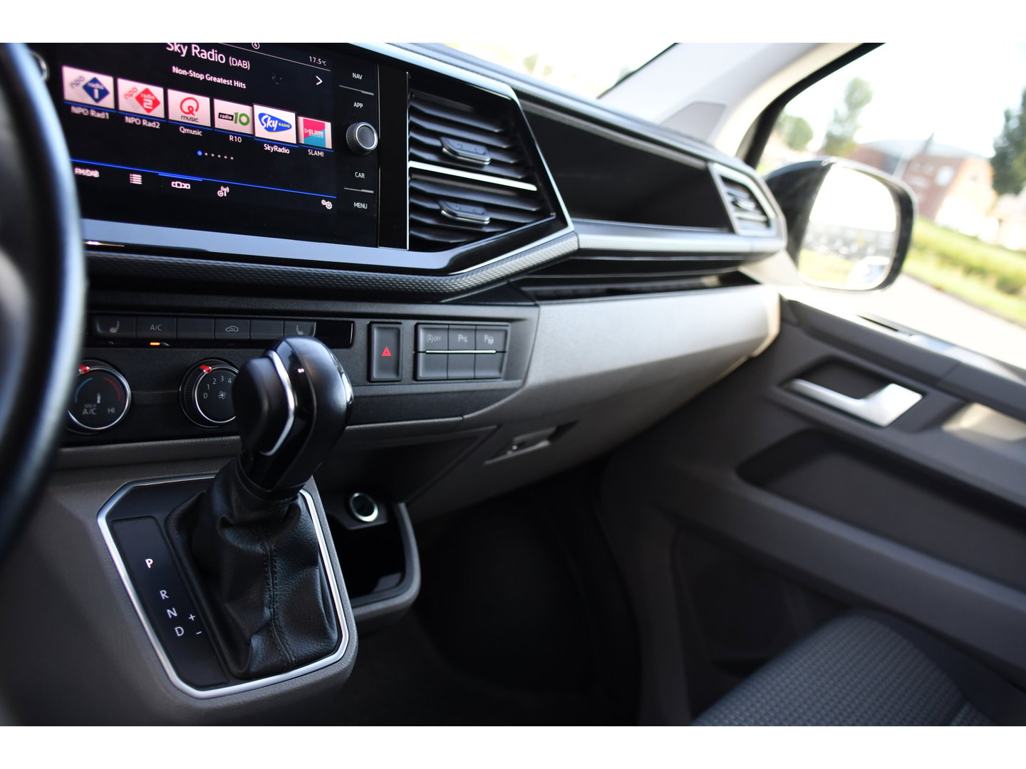 Volkswagen Transporter 2.0 TDI L2H1 Bulli Virtual, Adaptieve Cruise, Camera, Carplay, LED, 150pk, Stoelverwarming, Multimedia, Sensoren, Trekhaak, Uniek!
