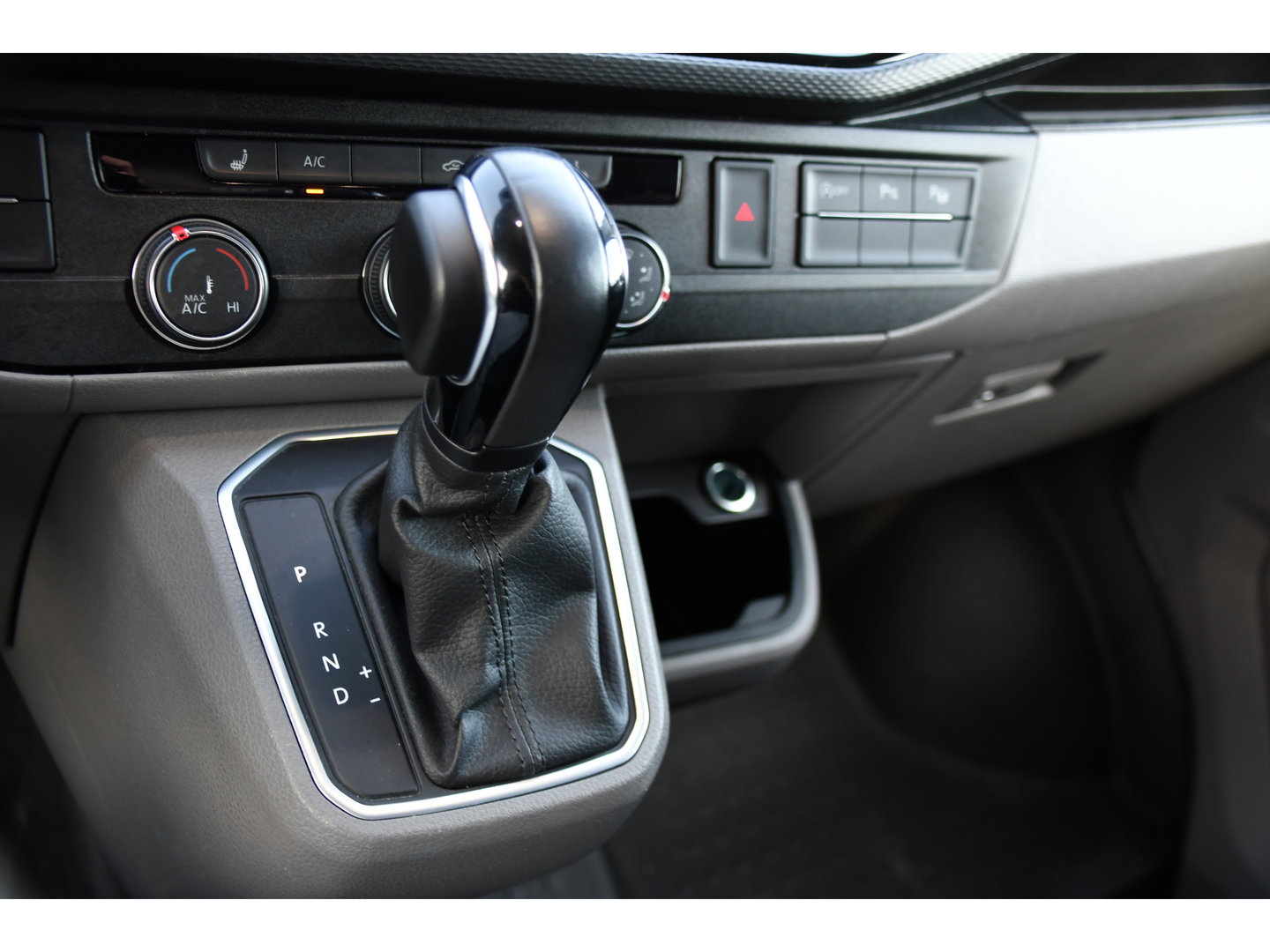 Volkswagen Transporter 2.0 TDI L2H1 Bulli Virtual, Adaptieve Cruise, Camera, Carplay, LED, 150pk, Stoelverwarming, Multimedia, Sensoren, Trekhaak, Uniek!