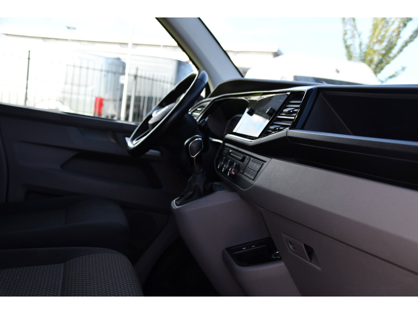 Volkswagen Transporter 2.0 TDI L2H1 Bulli Virtual, Adaptieve Cruise, Camera, Carplay, LED, 150pk, Stoelverwarming, Multimedia, Sensoren, Trekhaak, Uniek!