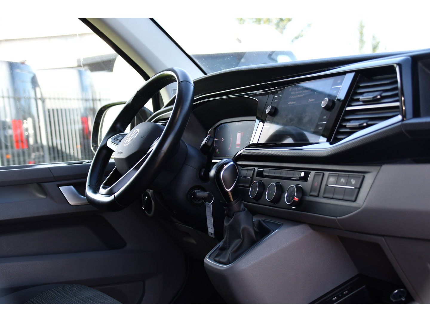 Volkswagen Transporter 2.0 TDI L2H1 Bulli Virtual, Adaptieve Cruise, Camera, Carplay, LED, 150pk, Stoelverwarming, Multimedia, Sensoren, Trekhaak, Uniek!