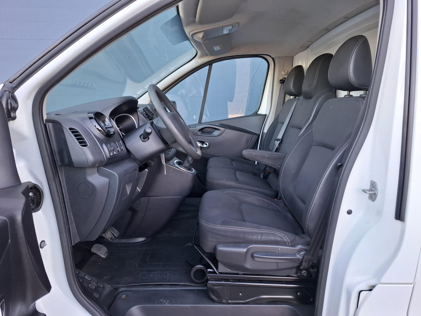 Renault Trafic 2.0 dCi 120 T29 L2H1 Luxe AIRCO / KASTEN INRICHTING / 3 ZITS / IMPERIAL / EURO 6
