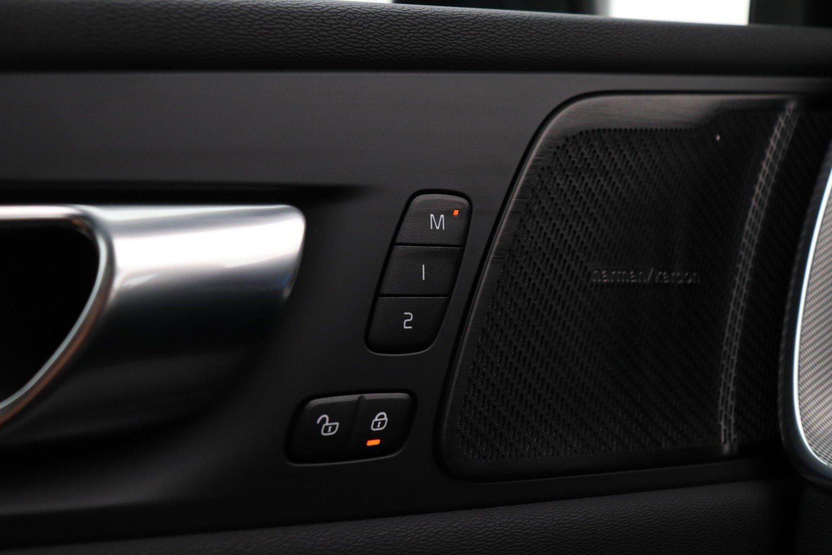 Volvo XC60 T6 Plus Black Edition | Harman/Kardon | Pilot Assist | Panoramadak | 360° Camera | Head-Up | Stoel+Stuurverwarming | 21 Inch
