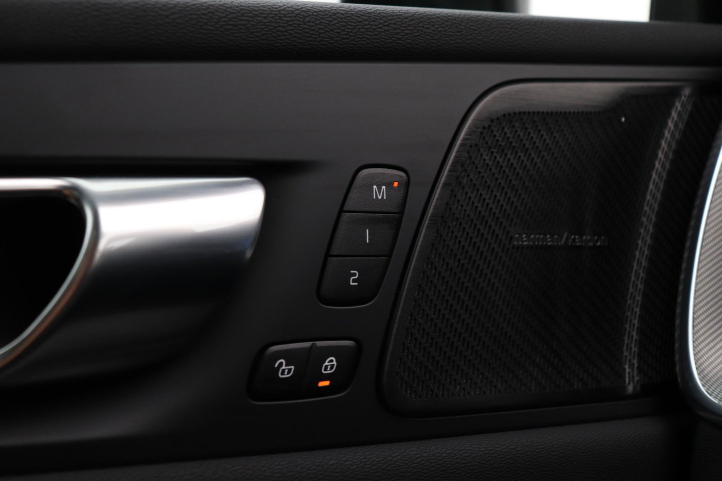 Volvo XC60 T6 Plus Black Edition | Harman/Kardon | Pilot Assist | Panoramadak | 360° Camera | Head-Up | Stoel+Stuurverwarming | 21 Inch