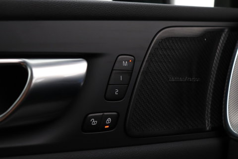 Volvo XC60 T6 Plus Black Edition | Harman/Kardon | Pilot Assist | Panoramadak | 360° Camera | Head-Up | Stoel+Stuurverwarming | 21 Inch