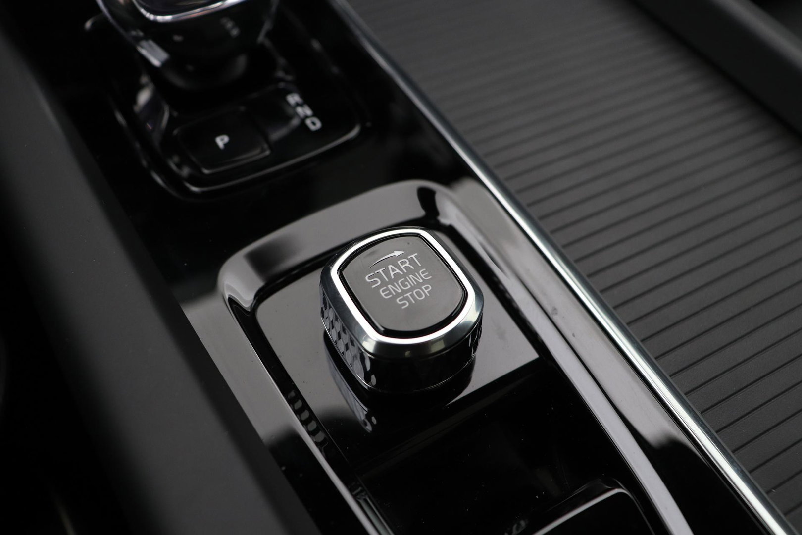 Volvo XC60 T6 Plus Black Edition | Harman/Kardon | Pilot Assist | Panoramadak | 360° Camera | Head-Up | Stoel+Stuurverwarming | 21 Inch