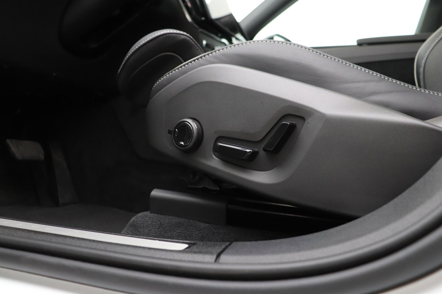 Volvo XC60 T6 Plus Black Edition | Harman/Kardon | Pilot Assist | Panoramadak | 360° Camera | Head-Up | Stoel+Stuurverwarming | 21 Inch