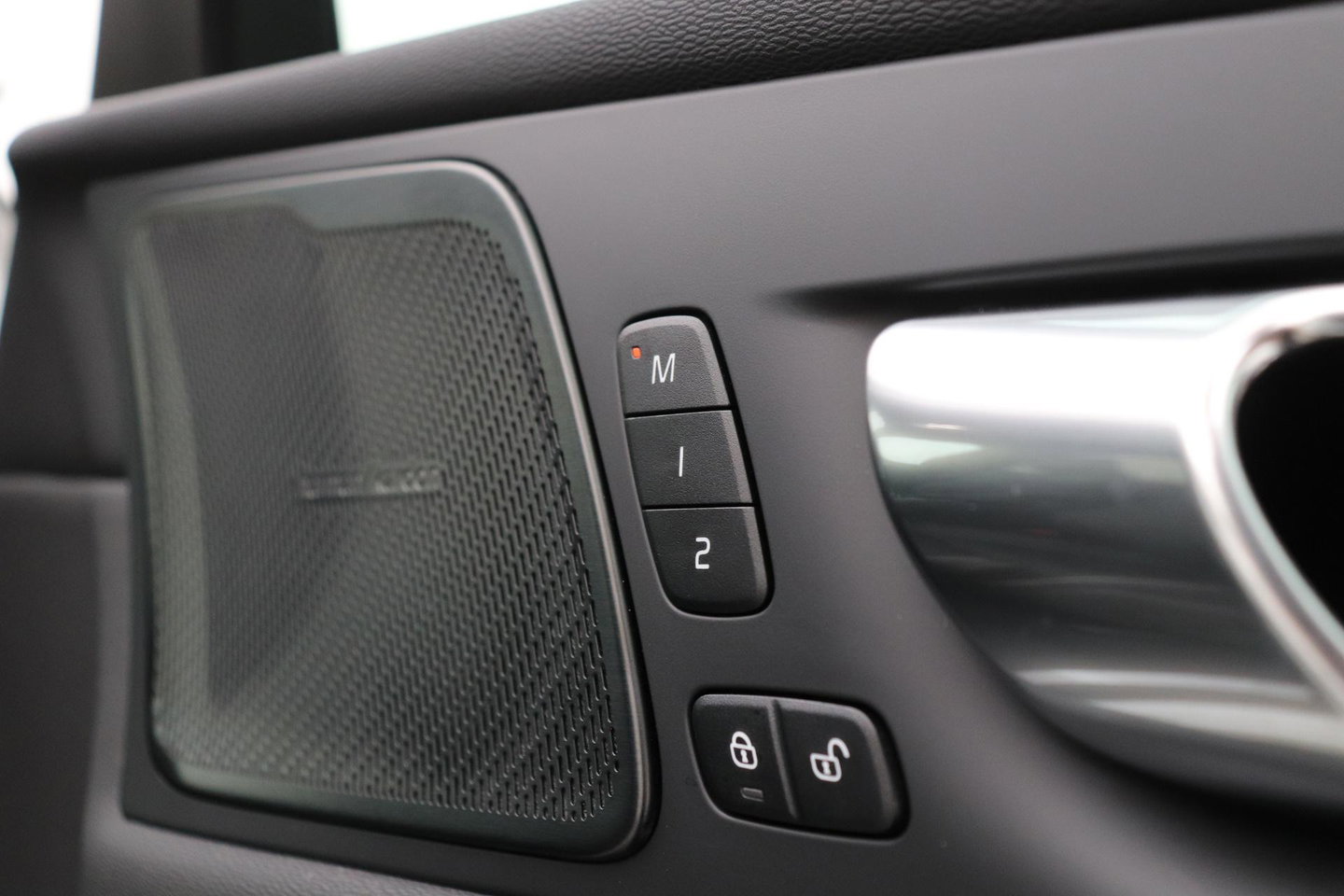 Volvo XC60 T6 Plus Black Edition | Harman/Kardon | Pilot Assist | Panoramadak | 360° Camera | Head-Up | Stoel+Stuurverwarming | 21 Inch