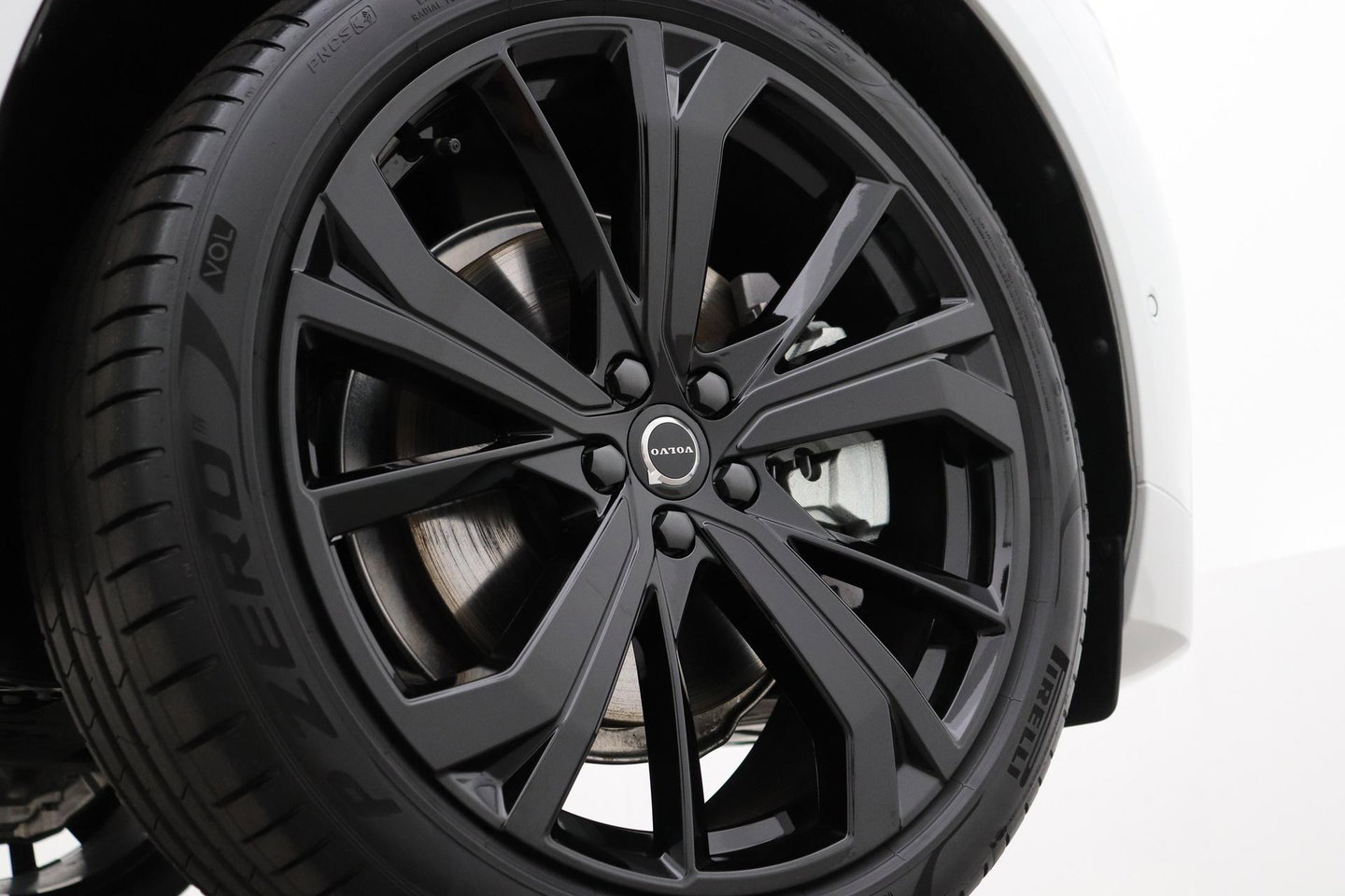 Volvo XC60 T6 Plus Black Edition | Harman/Kardon | Pilot Assist | Panoramadak | 360° Camera | Head-Up | Stoel+Stuurverwarming | 21 Inch