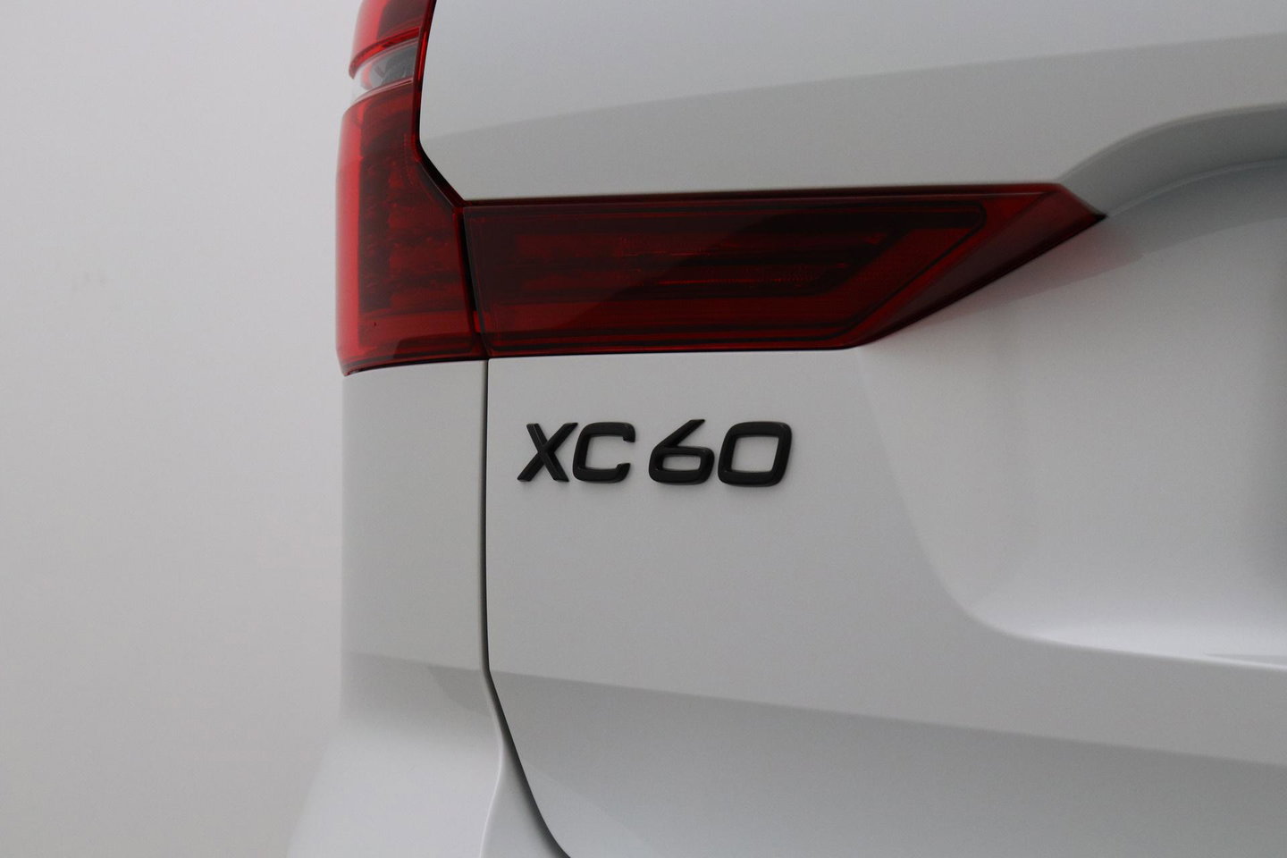 Volvo XC60 T6 Plus Black Edition | Harman/Kardon | Pilot Assist | Panoramadak | 360° Camera | Head-Up | Stoel+Stuurverwarming | 21 Inch