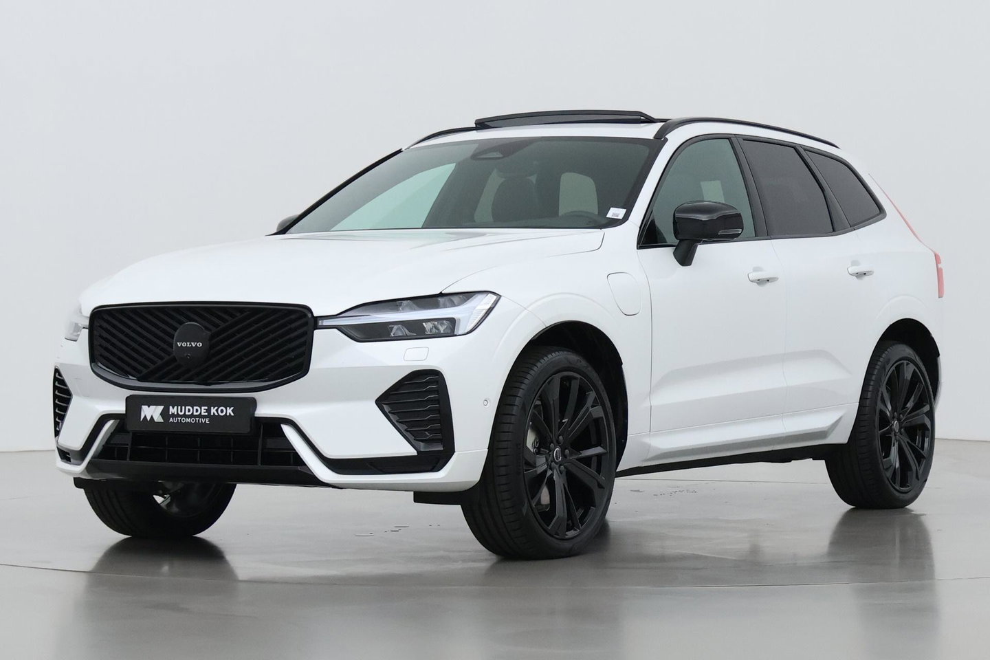 Volvo XC60 T6 Plus Black Edition | Harman/Kardon | Pilot Assist | Panoramadak | 360° Camera | Head-Up | Stoel+Stuurverwarming | 21 Inch