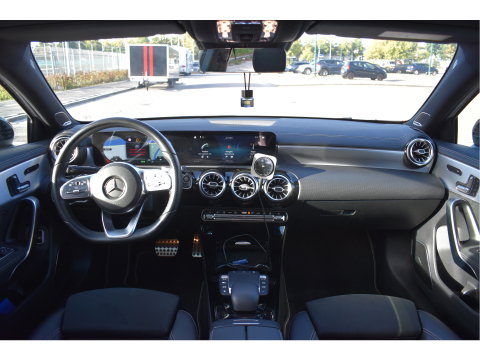 Mercedes-Benz A-Klasse 250 e Business Solution AMG Limited 218 pk | Zéér vol | 360 gr.camera | Massagestoelen | Pano | Elekt.stoelen memory | Burmester | Sfeerverlichting | Full LED