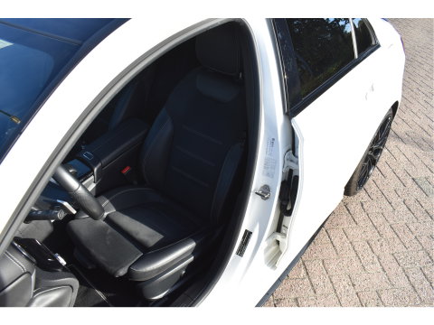 Mercedes-Benz A-Klasse 250 e Business Solution AMG Limited 218 pk | Zéér vol | 360 gr.camera | Massagestoelen | Pano | Elekt.stoelen memory | Burmester | Sfeerverlichting | Full LED