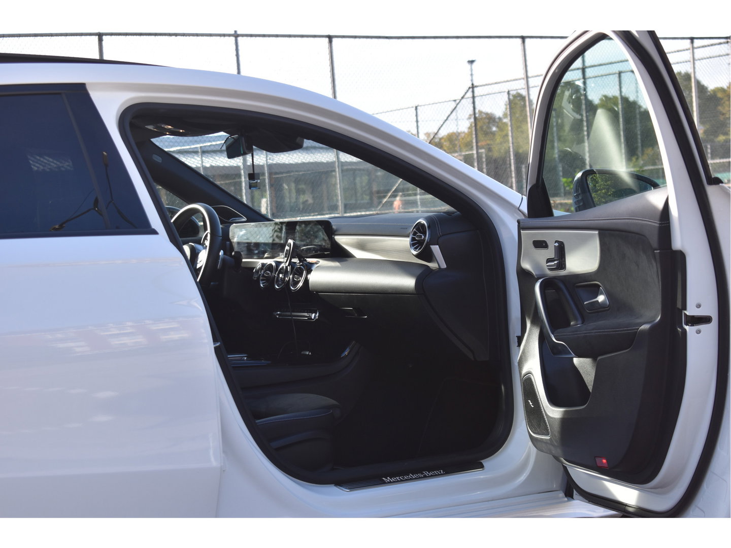Mercedes-Benz A-Klasse 250 e Business Solution AMG Limited 218 pk | Zéér vol | 360 gr.camera | Massagestoelen | Pano | Elekt.stoelen memory | Burmester | Sfeerverlichting | Full LED