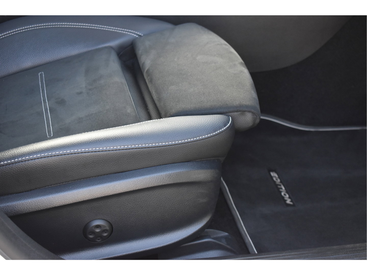 Mercedes-Benz A-Klasse 250 e Business Solution AMG Limited 218 pk | Zéér vol | 360 gr.camera | Massagestoelen | Pano | Elekt.stoelen memory | Burmester | Sfeerverlichting | Full LED
