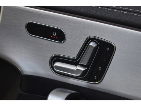 Mercedes-Benz A-Klasse 250 e Business Solution AMG Limited 218 pk | Zéér vol | 360 gr.camera | Massagestoelen | Pano | Elekt.stoelen memory | Burmester | Sfeerverlichting | Full LED