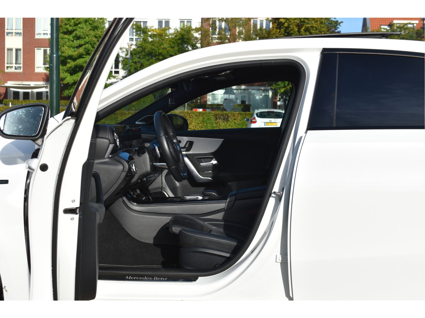 Mercedes-Benz A-Klasse 250 e Business Solution AMG Limited 218 pk | Zéér vol | 360 gr.camera | Massagestoelen | Pano | Elekt.stoelen memory | Burmester | Sfeerverlichting | Full LED