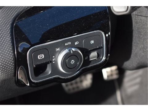 Mercedes-Benz A-Klasse 250 e Business Solution AMG Limited 218 pk | Zéér vol | 360 gr.camera | Massagestoelen | Pano | Elekt.stoelen memory | Burmester | Sfeerverlichting | Full LED