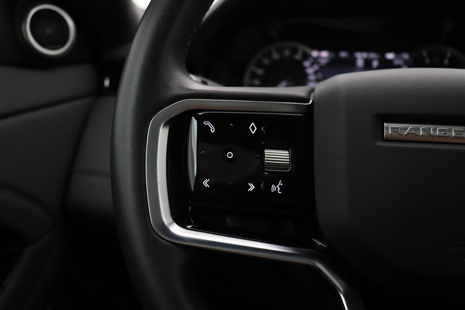 Land Rover Range Rover Evoque 1.5 P300e AWD R-Dynamic SE | Panoramadak | Trekhaak | Stuurverwarming | Meridian