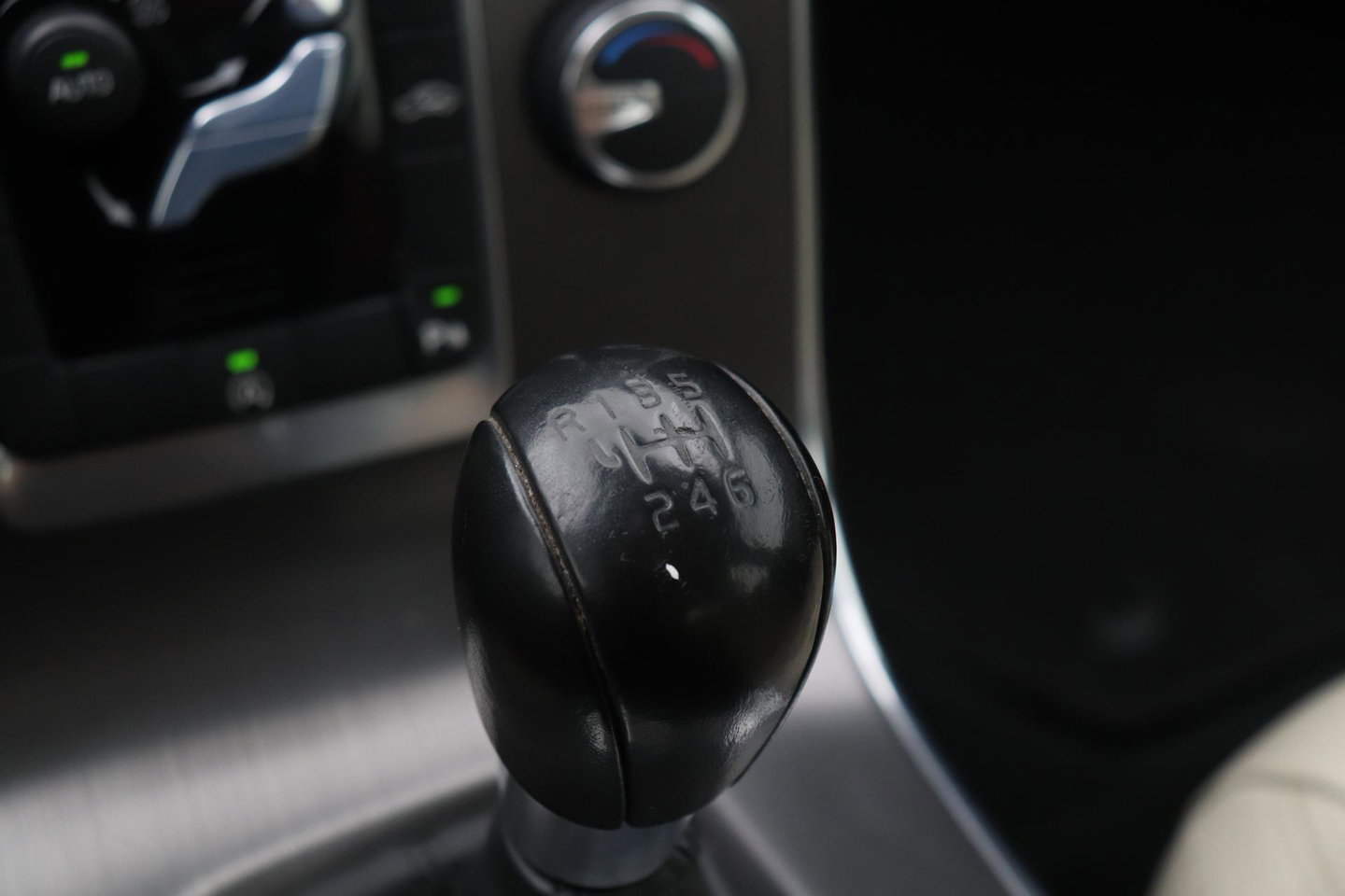 Volvo S60 1.6 T3 Momentum | Trekhaak | Cruise Control | Leder | Navigatie | PDC Voor+Achter | Climate Control | LED