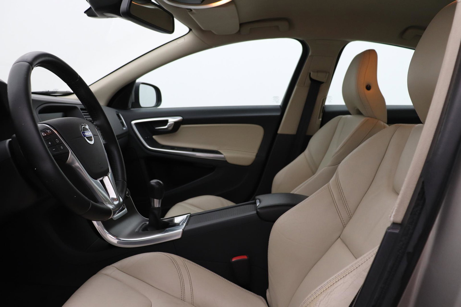 Volvo S60 1.6 T3 Momentum | Trekhaak | Cruise Control | Leder | Navigatie | PDC Voor+Achter | Climate Control | LED
