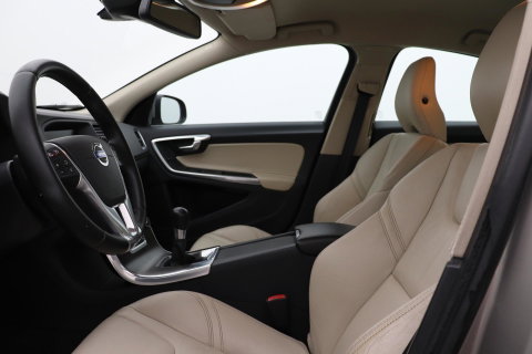 Volvo S60 1.6 T3 Momentum | Trekhaak | Cruise Control | Leder | Navigatie | PDC Voor+Achter | Climate Control | LED