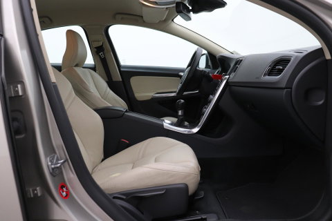 Volvo S60 1.6 T3 Momentum | Trekhaak | Cruise Control | Leder | Navigatie | PDC Voor+Achter | Climate Control | LED