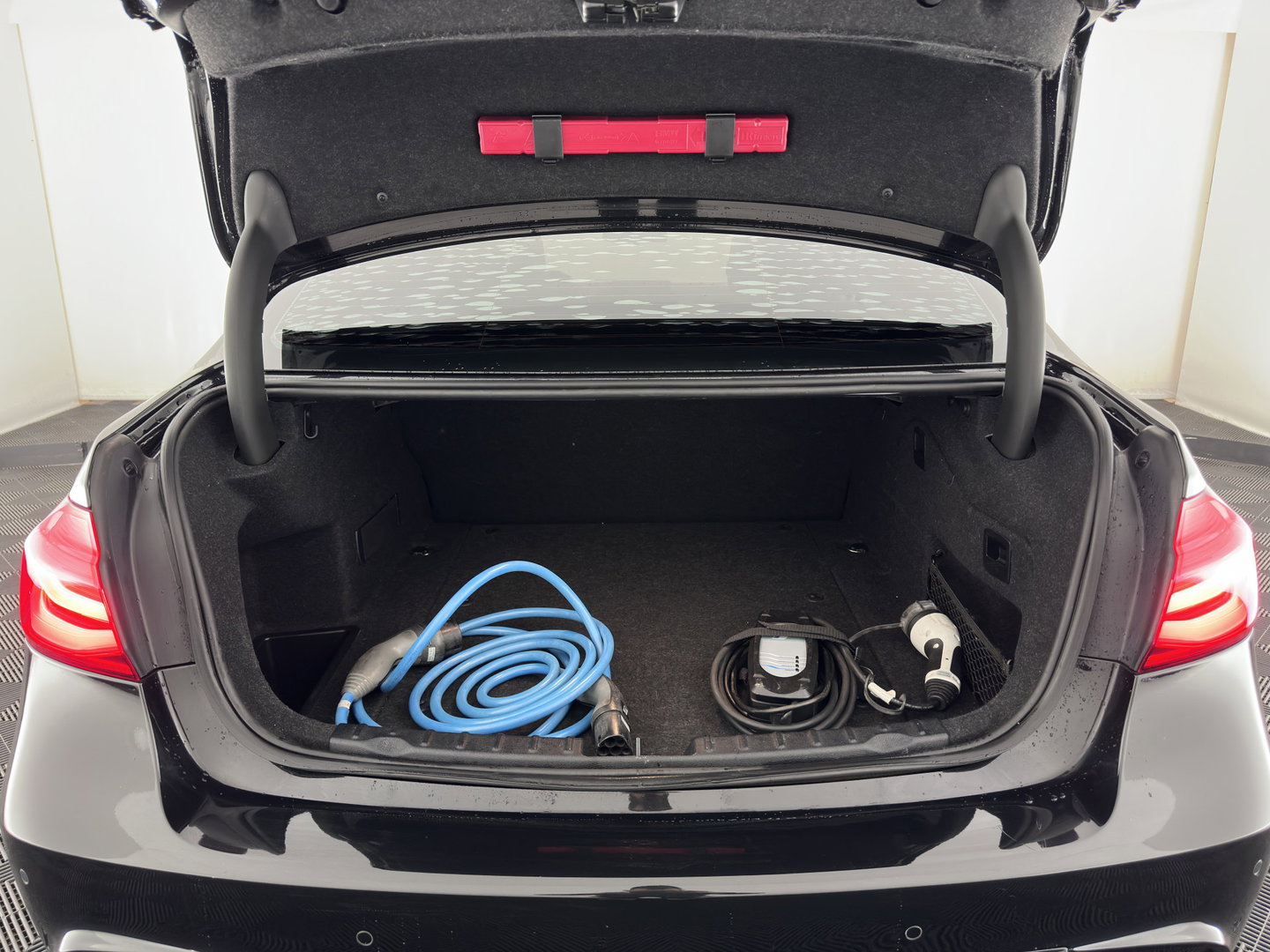 BMW 3-serie 330e Centennial High Executive M-Sportpack (Plug-in) Aut. *LEATHER | FULL-LED | HEATED-SPORTSEATS | NAVI-FULLMAP | PRIVACY-GLASS | ECC | PDC | CRUISE | 18''ALU*