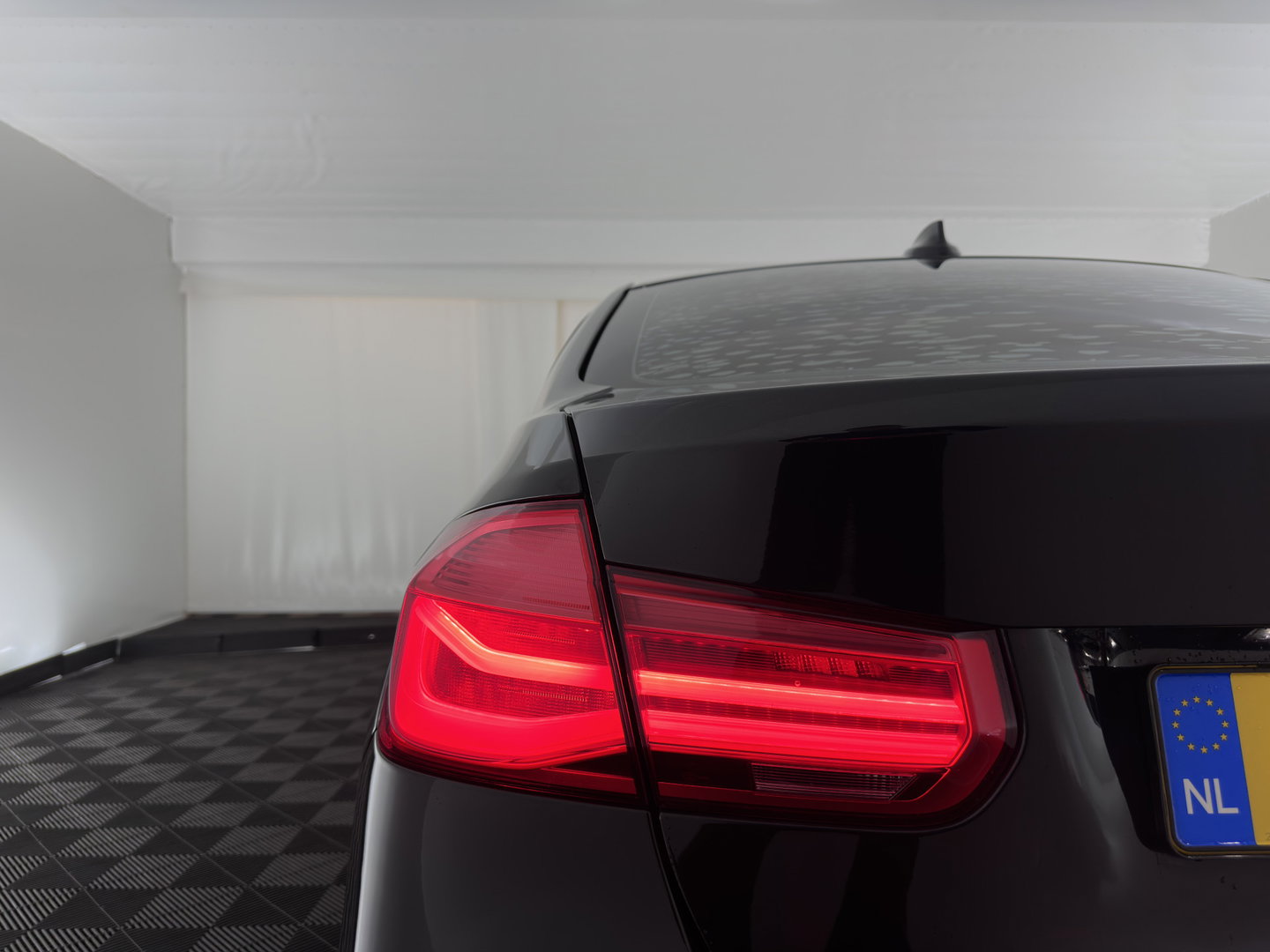 BMW 3-serie 330e Centennial High Executive M-Sportpack (Plug-in) Aut. *LEATHER | FULL-LED | HEATED-SPORTSEATS | NAVI-FULLMAP | PRIVACY-GLASS | ECC | PDC | CRUISE | 18''ALU*
