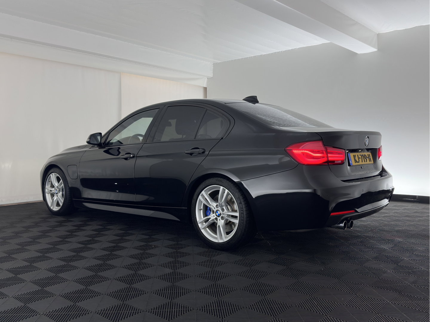 BMW 3-serie 330e Centennial High Executive M-Sportpack (Plug-in) Aut. *LEATHER | FULL-LED | HEATED-SPORTSEATS | NAVI-FULLMAP | PRIVACY-GLASS | ECC | PDC | CRUISE | 18''ALU*