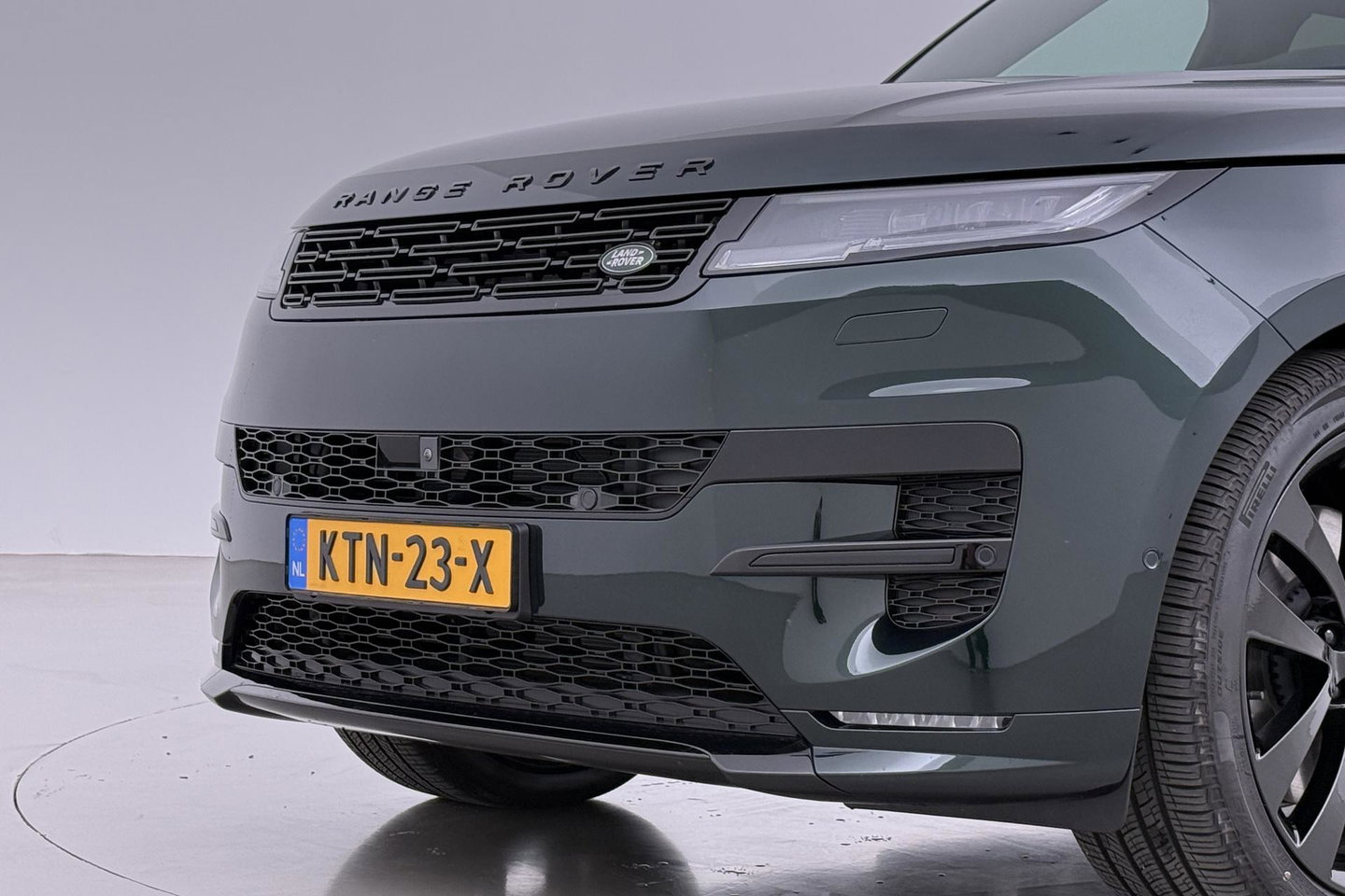 Land Rover Range Rover Sport 3.0 P550e Autobiography PHEV | British Racing Green | Performance Voorstoelen | Trekhaak | Luchtvering | Panoramadak | Meridian 3D | 23 Inch