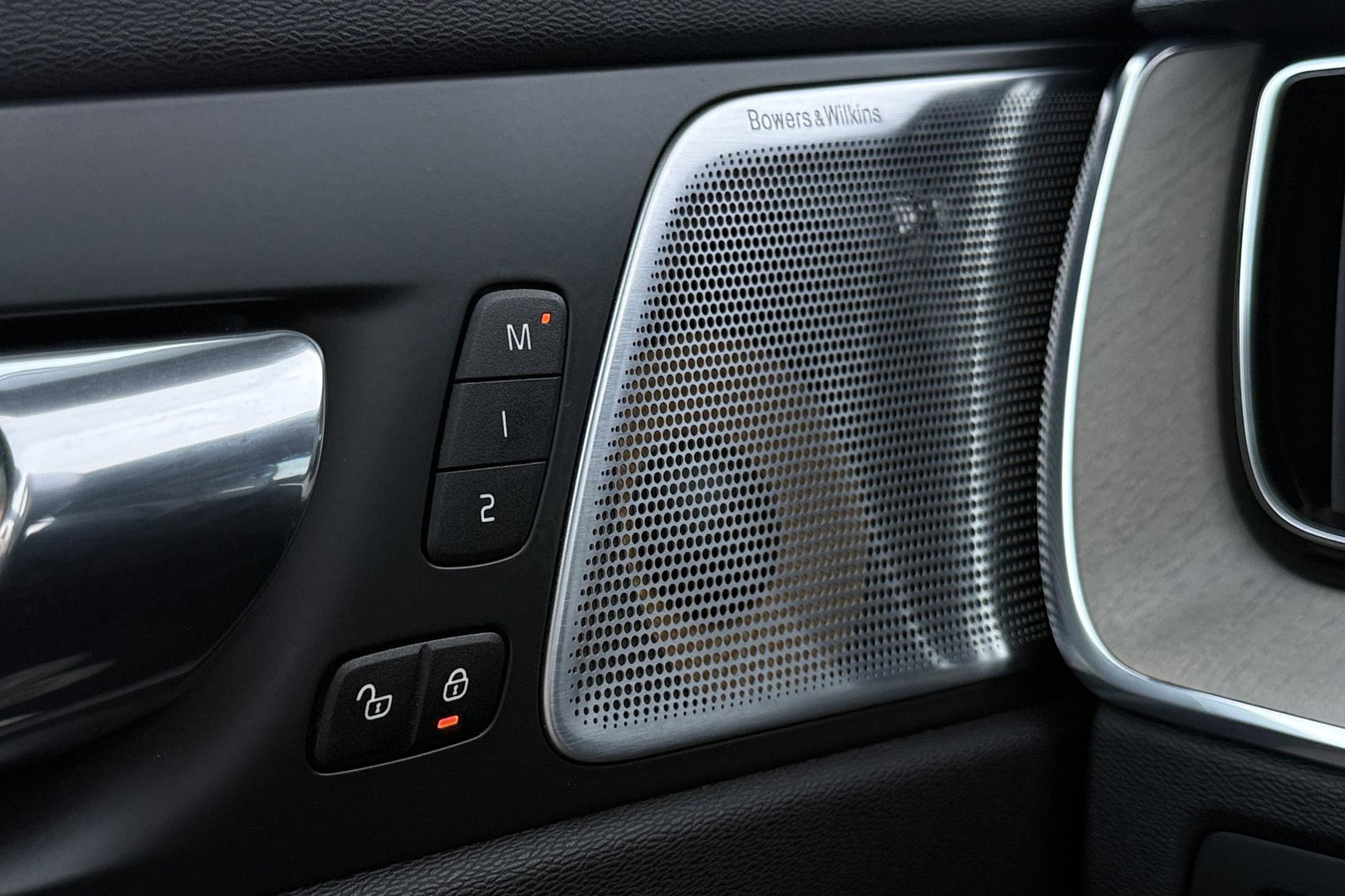 Volvo XC60 T8 Twin Engine Inscription | Luchtvering | Bowers&Wilkins | Panoramadak | Stoelventilatie | Trekhaak | 360° Camera