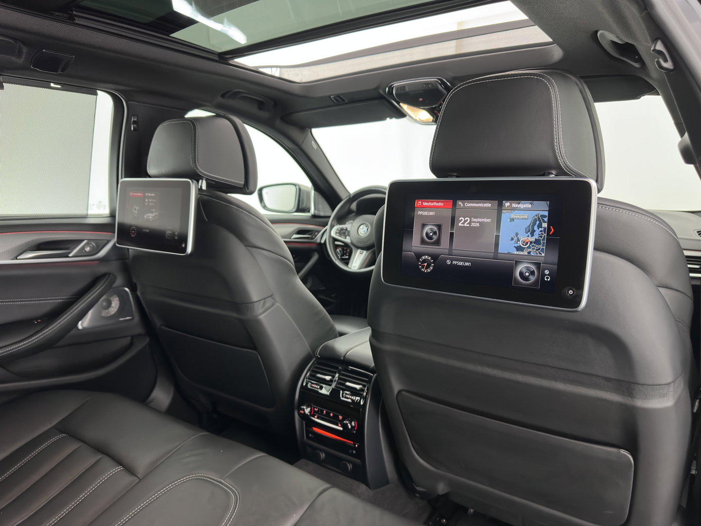 BMW 5 Serie Touring M550d xDrive M-Styling High Executive Aut. *PANO | LEATHER | BOWERS&WILKINS | ADAPTIVE-CRUISE | MASSAGE-SPORTSEATS | TOPVIEW | FULL-LED | BLINDSPOT | MEMORY-PACK | DIGI-COCKPIT | KEYLESS | DAB+ | HEAD-UP | AMBIENTLIGHT | 20''ALU*