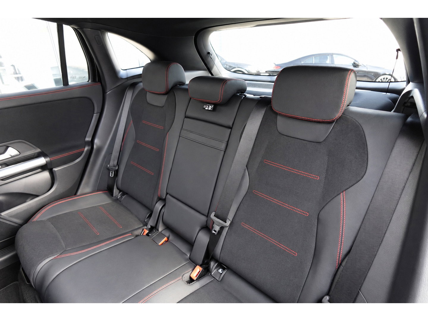 Mercedes-Benz GLA 180 AMG PANO KEYLESS HUD SFEER