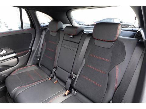 Mercedes-Benz GLA 180 AMG PANO KEYLESS HUD SFEER