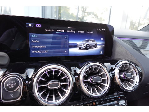 Mercedes-Benz GLA 180 AMG PANO KEYLESS HUD SFEER