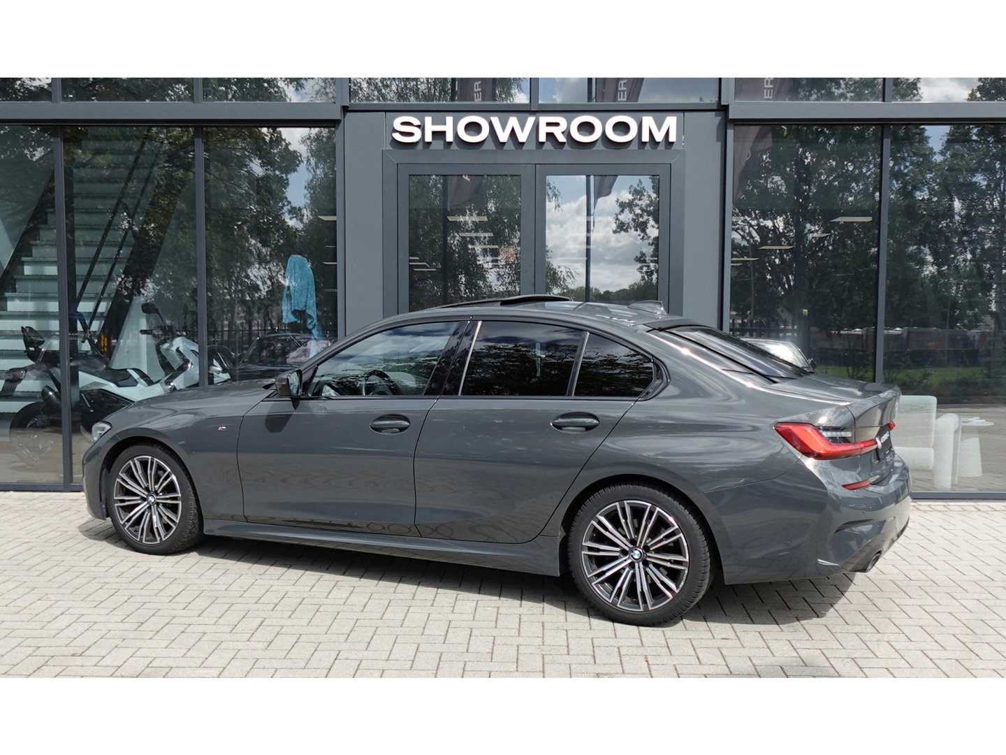 BMW 3-serie 320i High Executive PANO H&K LEDER