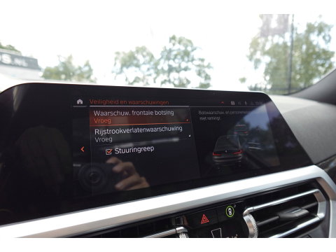 BMW 3-serie 320i High Executive PANO H&K LEDER