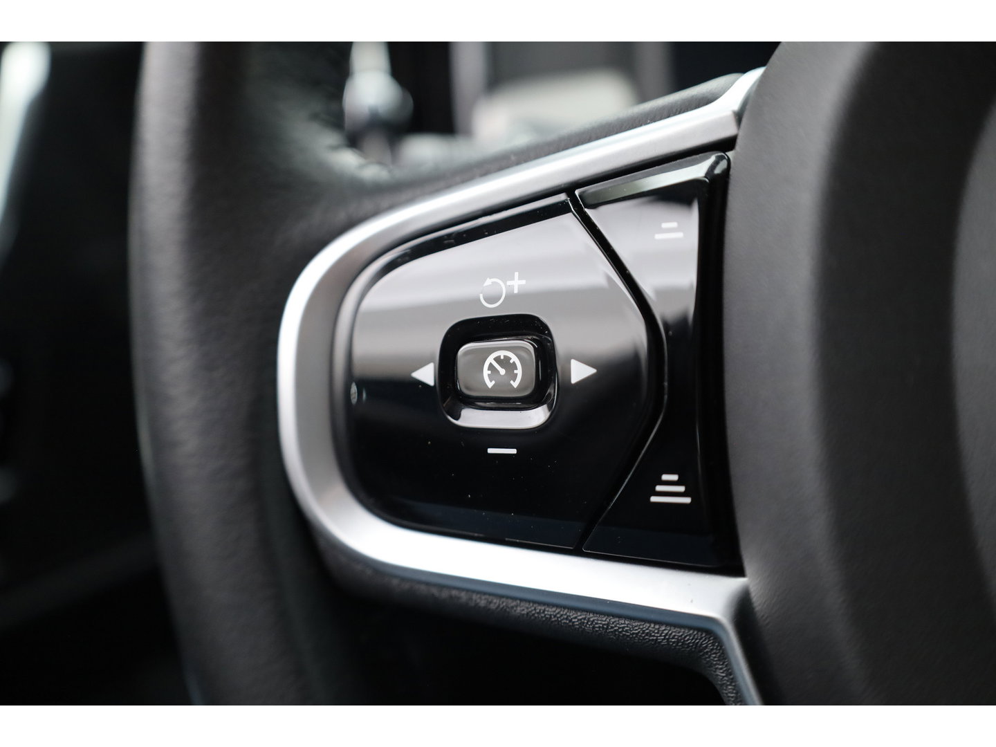 Volvo S90 2.0 T8 AWD Inscription | Luchtvering | Head-up | Trekhaak | Ventilatiestoelen | Camera |