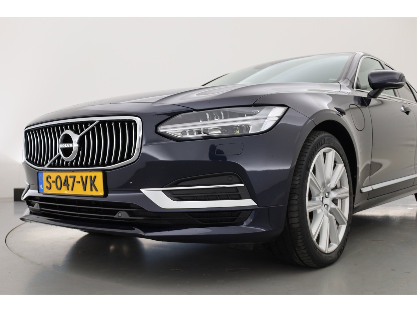 Volvo S90 2.0 T8 AWD Inscription | Luchtvering | Head-up | Trekhaak | Ventilatiestoelen | Camera |