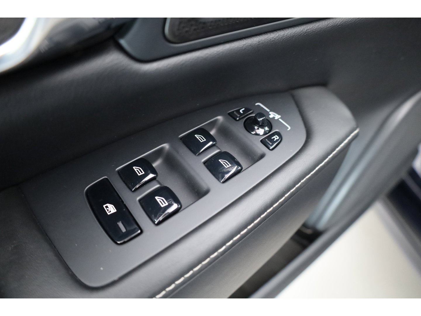 Volvo S90 2.0 T8 AWD Inscription | Luchtvering | Head-up | Trekhaak | Ventilatiestoelen | Camera |