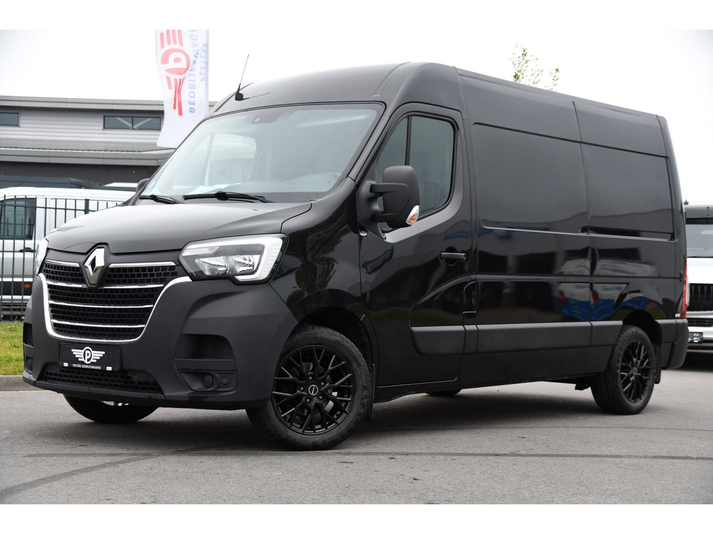 Renault Master T35 2.3 dCi 150 L2H2 Black Edition Cruise, Camera, Carplay, 136pk, Automaat Multimedia, LED, NAVI, Trekhaak, Uniek!