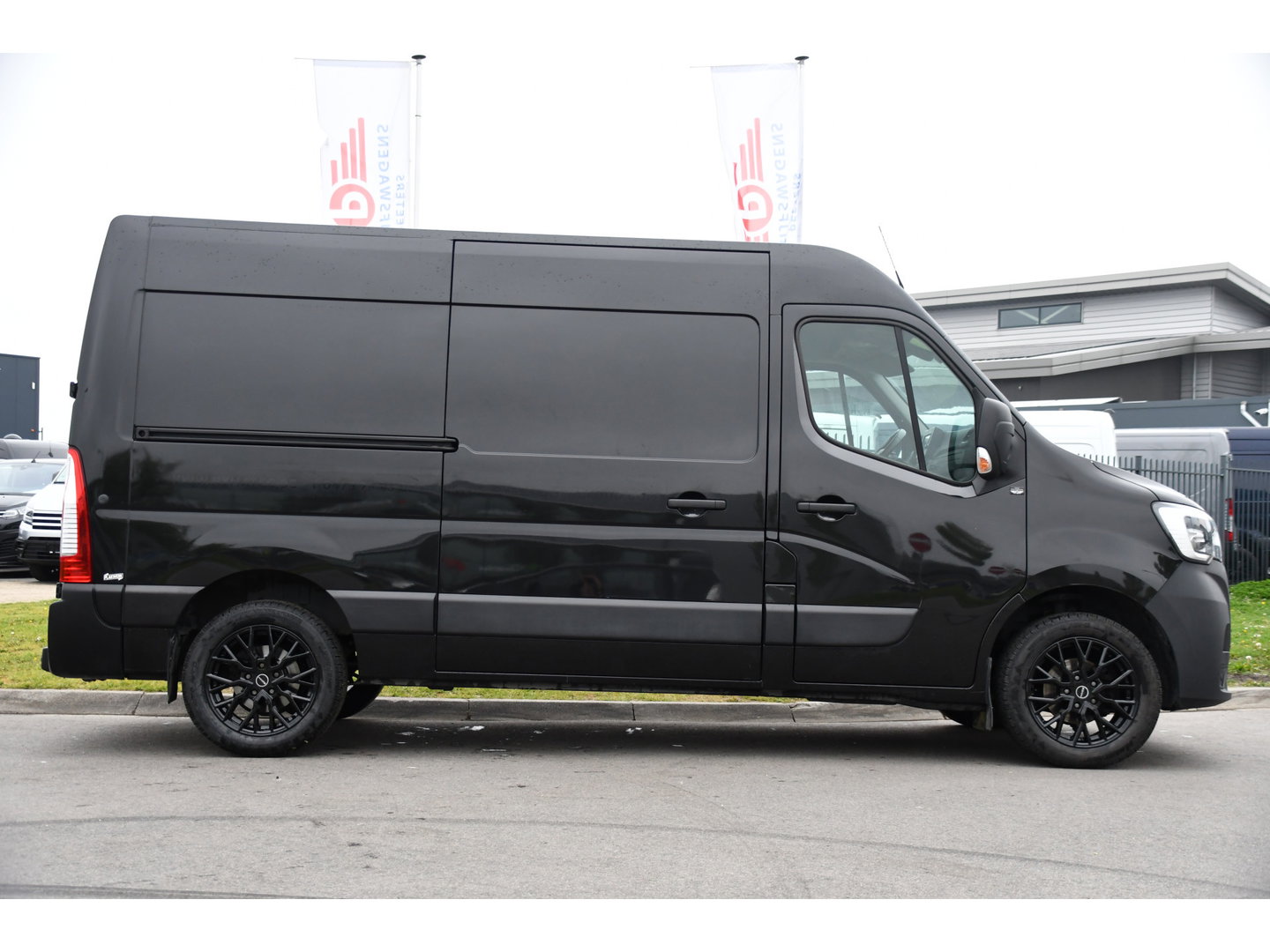 Renault Master T35 2.3 dCi 150 L2H2 Black Edition Cruise, Camera, Carplay, 136pk, Automaat Multimedia, LED, NAVI, Trekhaak, Uniek!