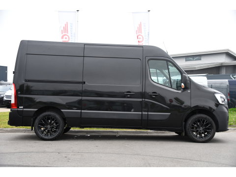 Renault Master T35 2.3 dCi 150 L2H2 Black Edition Cruise, Camera, Carplay, 136pk, Automaat Multimedia, LED, NAVI, Trekhaak, Uniek!