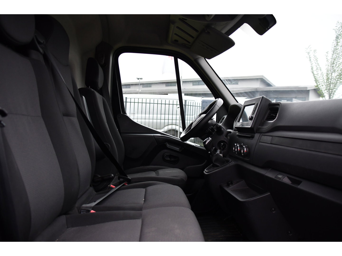 Renault Master T35 2.3 dCi 150 L2H2 Black Edition Cruise, Camera, Carplay, 136pk, Automaat Multimedia, LED, NAVI, Trekhaak, Uniek!