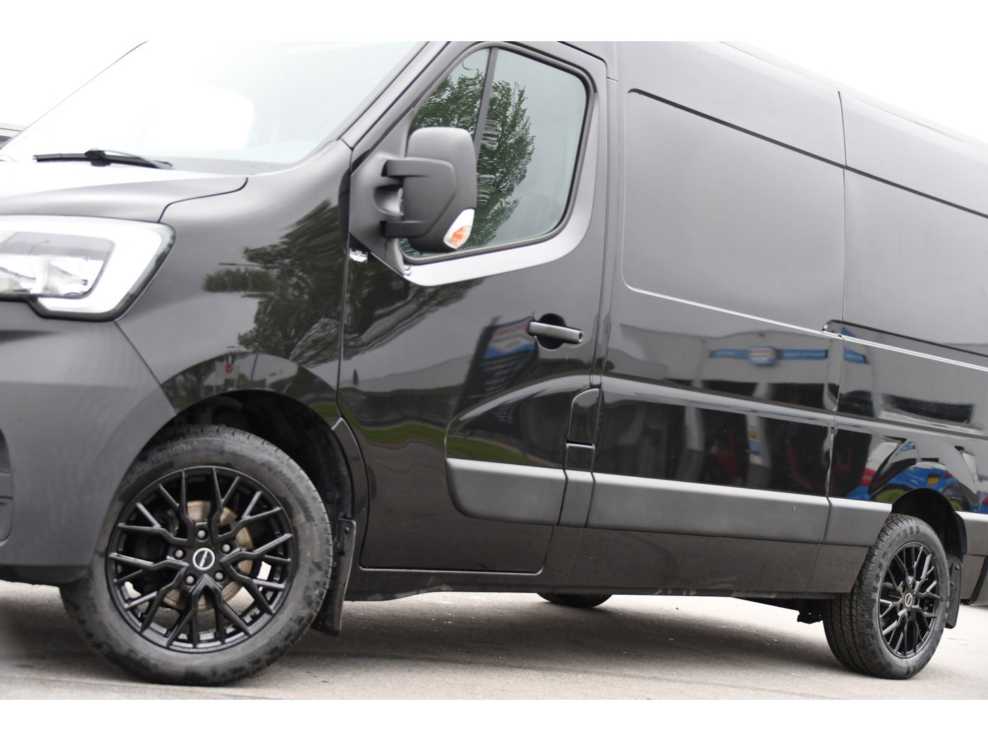 Renault Master T35 2.3 dCi 150 L2H2 Black Edition Cruise, Camera, Carplay, 136pk, Automaat Multimedia, LED, NAVI, Trekhaak, Uniek!