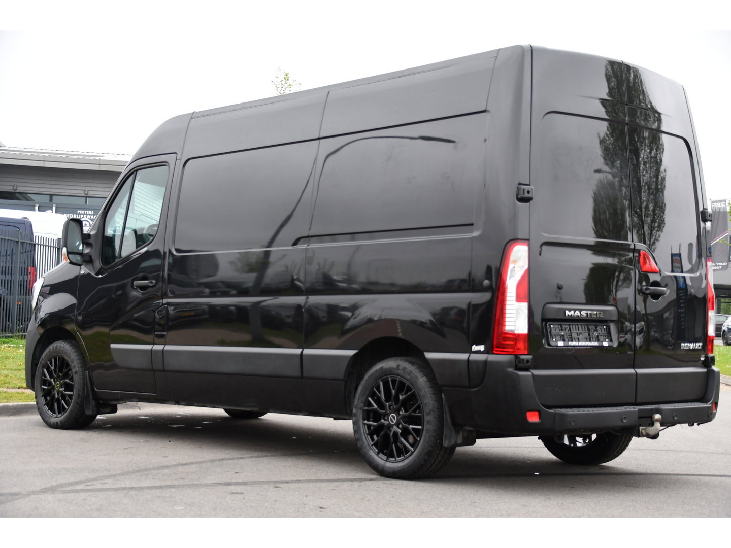 Renault Master T35 2.3 dCi 150 L2H2 Black Edition Cruise, Camera, Carplay, 136pk, Automaat Multimedia, LED, NAVI, Trekhaak, Uniek!