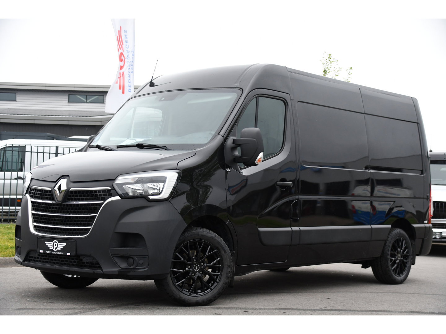 Renault Master T35 2.3 dCi 150 L2H2 Black Edition Cruise, Camera, Carplay, 136pk, Automaat Multimedia, LED, NAVI, Trekhaak, Uniek!